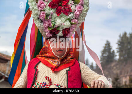 SHIROKA LAKA, Bulgaria - 01 Marzo 2015 - maschera Kukeri festival e giochi masquerade 01 marzo 2015. Il bulgaro di danze tradizionali e costumi chiamato Ku Foto Stock