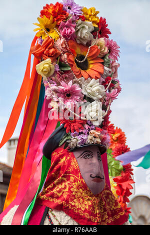 SHIROKA LAKA, Bulgaria - 01 Marzo 2015 - maschera Kukeri festival e giochi masquerade 01 marzo 2015. Il bulgaro di danze tradizionali e costumi chiamato Ku Foto Stock