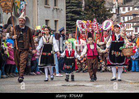 SHIROKA LAKA, Bulgaria - 01 Marzo 2015 - maschera Kukeri festival e giochi masquerade 01 marzo 2015. Il bulgaro di danze tradizionali e costumi chiamato Ku Foto Stock