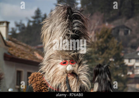 SHIROKA LAKA, Bulgaria - 01 Marzo 2015 - maschera Kukeri festival e giochi masquerade 01 marzo 2015. Il bulgaro di danze tradizionali e costumi chiamato Ku Foto Stock