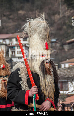 SHIROKA LAKA, Bulgaria - 01 Marzo 2015 - maschera Kukeri festival e giochi masquerade 01 marzo 2015. Il bulgaro di danze tradizionali e costumi chiamato Ku Foto Stock