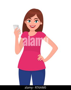 Sorridente bella giovane donna azienda smart phone tenendo la mano sul hip e in piedi contro uno sfondo bianco. Lo stile di vita moderno e la comunicazione Illustrazione Vettoriale