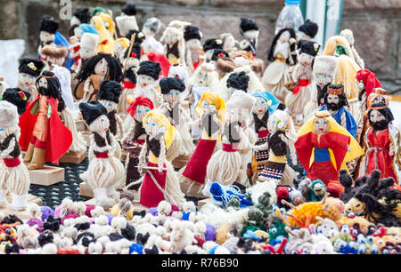 Bambole fatte a mano dal colore fili Foto Stock