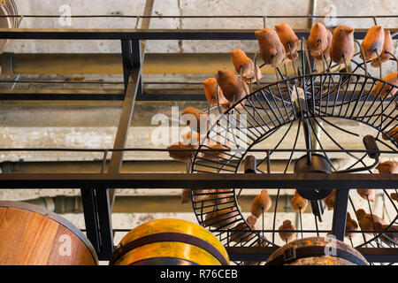 Lampadario vintage e il gruppo di uccelli di sculture in legno Foto Stock