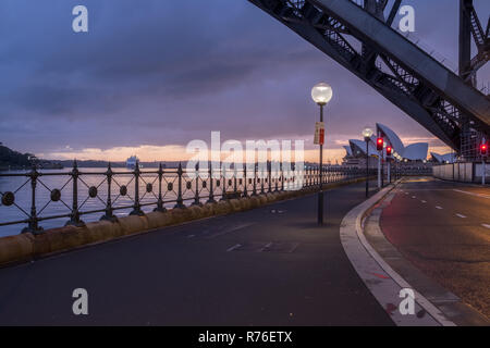 Due icone di Sydney all alba di un mattino nuvoloso Foto Stock