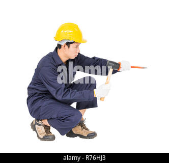 Man tenere il martello e scalpello a freddo su bianco Foto Stock