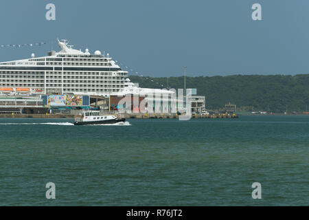 Paesaggio, porti globali, porto di Durban, KwaZulu-Natal, Sudafrica, Il rimorchiatore naviga oltre il molo dove la nave da crociera MSC Musica al molo Foto Stock