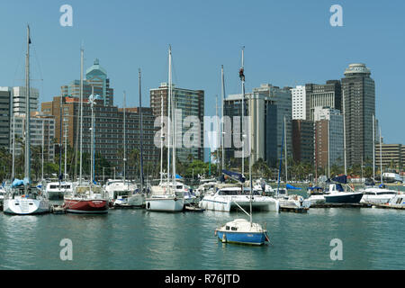 Paesaggio, porti globali, porto di Durban, KwaZulu-Natal, Sudafrica, yacht, barche ormeggiate per ormeggiare, porticciolo di piccole imbarcazioni, alti edifici, centro città Foto Stock