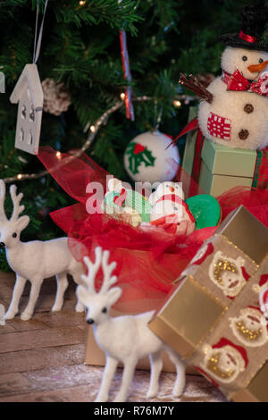 Varie Il Natale biscotti dolci con albero di natale e uno sfondo di legno Foto Stock