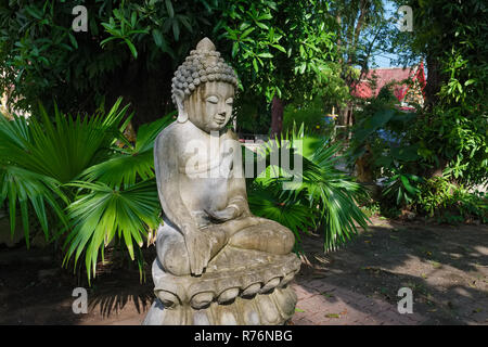 Una ricerca meditativa Buddha figura visualizzando la mano bhumisparsha mudra (posa), nella motivazione di Wat Phra Nang Sang, Phuket Thailandia Foto Stock