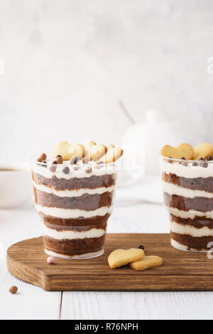Singoli dessert in bicchieri, bavarese al cioccolato con il cuore. Foto Stock