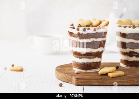 Singoli dessert in bicchieri, bavarese al cioccolato con il cuore. Foto Stock