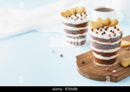 Bavarese al cioccolato. Dessert a strati con cookie cuori. Foto Stock