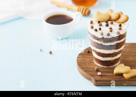 Bavarese al cioccolato. Dessert a strati con cookie cuori. Foto Stock