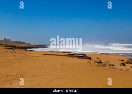 Onde di surf sulla riva del tempestoso Atlantico nei pressi di Safi, Marocco Foto Stock