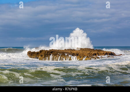 Onde di surf sulla riva del tempestoso Atlantico nei pressi di Safi, Marocco Foto Stock