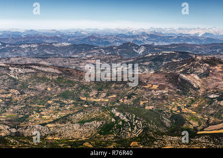 Vista panoramica dal Mont Ventoux Serein nebuloso per la gamma della montagna di Provenza, Francia. Foto Stock