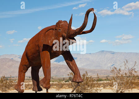 Elefante sculture in acciaio in prati Galleta in Borrego Springs, CA Foto Stock