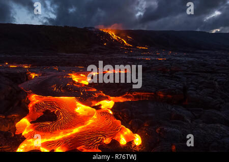 Colata di lava sul pendio del vulcano. Eruzione vulcanica e magma. Foto Stock