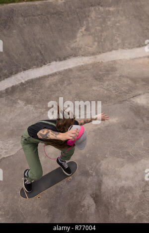 Donna in skateboard skateboard park Foto Stock