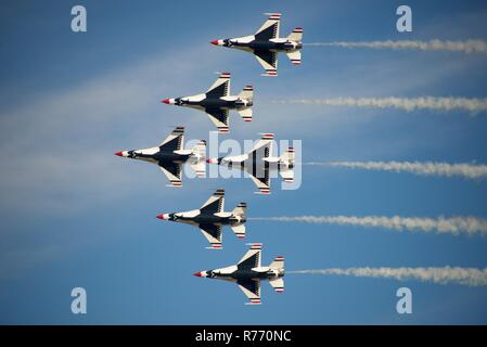 US Air Force Thunderbirds eseguire ad ali su Airshow di Houston Foto Stock