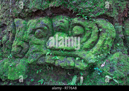 Moss-scultura coperto nella foresta, Goa Gajah elefante complesso Grotta, Bali, Indonesia Foto Stock