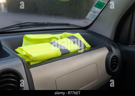 Giubbotto giallo su un cruscotto auto in segno di protesta contro l'aumento delle imposte in Francia Foto Stock