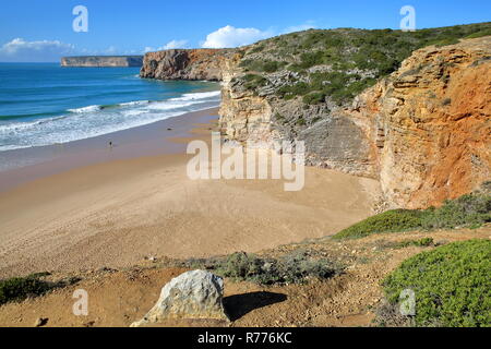 Spiaggia di Beliche tra Sagres e Cabo de Sao Vicente (St Vincent Cape), con paesaggio colorato e scogliere a picco sul mare, Sagres Algarve Foto Stock