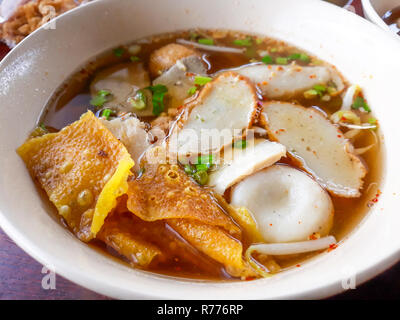 Piccante zuppa di noodle con polpette di pesce. Foto Stock