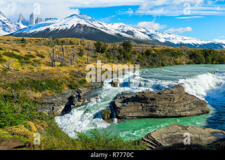 Cascata, Cuernos del Paine dietro, Parco Nazionale di Torres del Paine Patagonia cilena, Cile Foto Stock