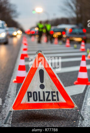 Cooperazione di polizia il triangolo di avvertenza nel corso di un controllo in loco sul traffico, Germania Foto Stock