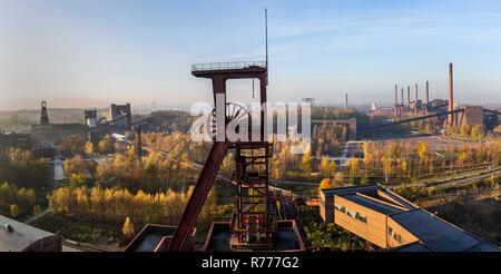 UNESCO World Heritage Site, Zeche Zollverein, vista su headframe albero 1, sulla sinistra a doppio albero 12, a destra la cokeria Foto Stock