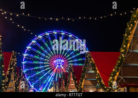 Ruota di traghetto sul Mercatino di Natale di Rostock, Germania. Foto Stock