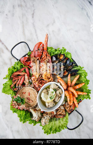 Misto di frutti di mare freschi selezione set gourmet platter pasto sul tavolo Foto Stock