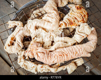Frattaglie di interiora di maiale alla griglia / materie di frattaglie di carne di maiale alla griglia sulla stov - interiora intestini parte della carne di maiale Foto Stock
