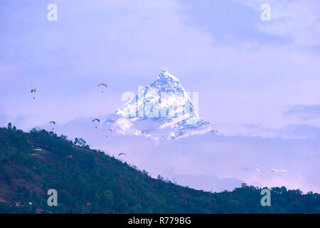 Vista serale di Ama Dablam sulla strada per il Campo Base Everest - Nepal Foto Stock