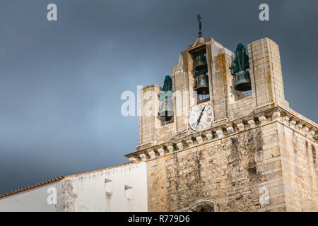 Dettagli architettonici della Cattedrale di Faro in un giorno di primavera Foto Stock