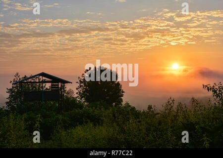 Inverno / sunrise bello mattina con la nebbia alba sulle misty sul prato e nel villaggio di sfondo sulla stagione inverno mattina / paesaggio di nebbia paese Foto Stock