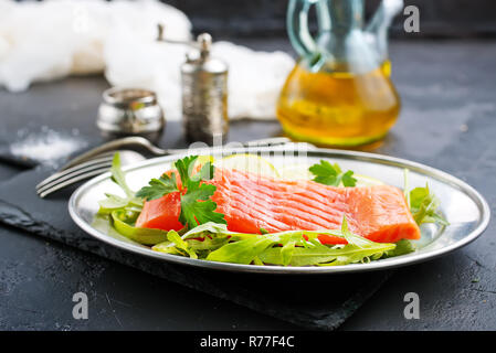 Salmone con insalata fresca sulla piastra Foto Stock