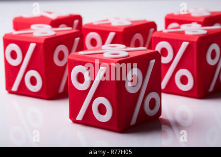 Close-up di rosso di blocchi di legno con il simbolo di percentuale Foto Stock