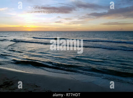 Tramonto sulla Baia dei maiali e il Mare dei Caraibi a Cuba Foto Stock