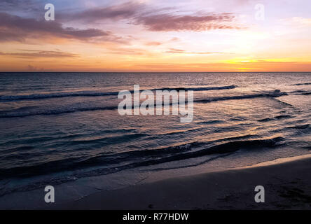 Tramonto sulla Baia dei maiali e il Mare dei Caraibi a Cuba Foto Stock