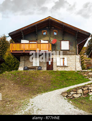 Case tradizionali nel villaggio di Bettmeralp nelle Alpi Svizzere Foto Stock