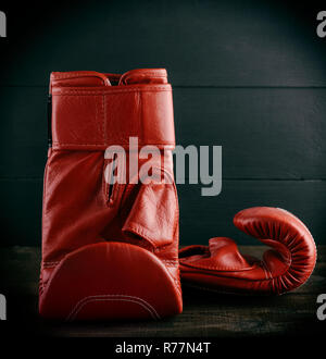 Coppia di rosso guanti in pelle per la boxe Foto Stock