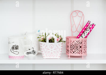 Rosa decorativi oggetti sul ripiano bianco Foto Stock