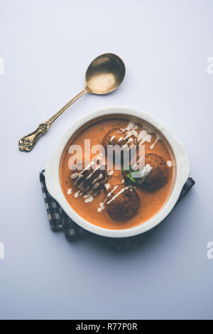 Malai Kofta curry è una specialità Mughlai piatto servito in un recipiente o una padella moody sfondo. il fuoco selettivo Foto Stock