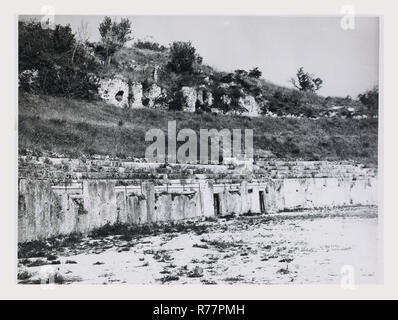 Abruzzo Alba Fucens viste generali, questa è la mia Italia, il paese italiano di storia visiva, romana repubblicana colonia di veterani, castrum piano, 1 ° secolo BC forum, anfiteatro, vari edifici civili e religiosi, frammenti architettonici, fontana della comunità Foto Stock