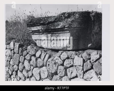 Abruzzo Alba Fucens viste generali, questa è la mia Italia, il paese italiano di storia visiva, romana repubblicana colonia di veterani, castrum piano, 1 ° secolo BC forum, anfiteatro, vari edifici civili e religiosi, frammenti architettonici, fontana della comunità Foto Stock