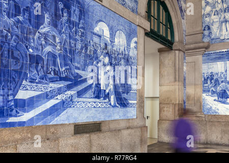 Sao Bento station con la tradizionale portoghese Azulejos piastrelle che rappresentano la storia del Portogallo, Porto Foto Stock