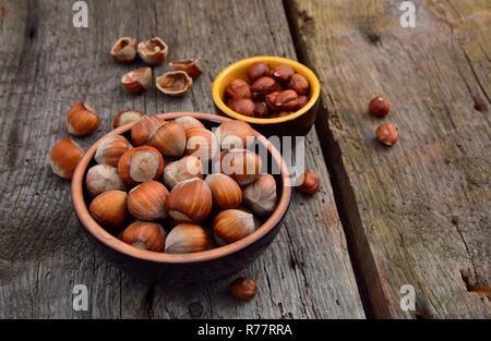 Chicchi di nocciole e in un guscio. Foto Stock